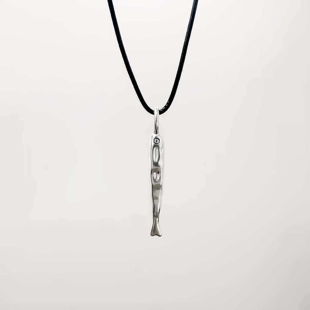 Art Silver Fish Pendant Necklace With Hammered Texture For Stylish Women