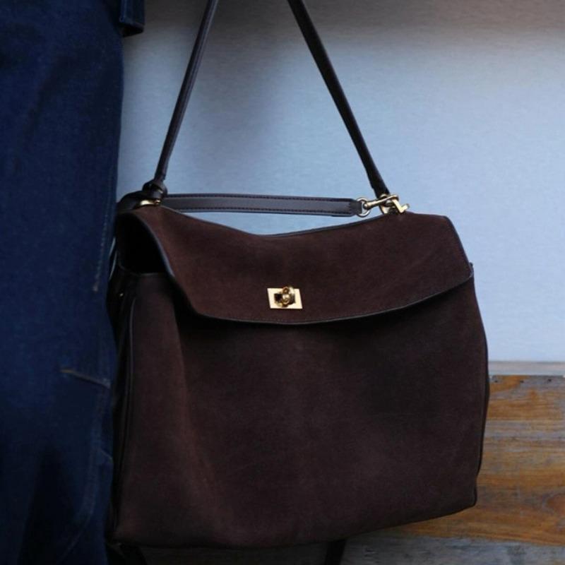 Vintage suede single leather shoulder messenger bag, high-end large-capacity portable underarm tote bag.