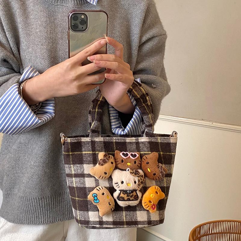 Ladies Tote Bag With Nylon Material And Zipper Closure For Casual Outings