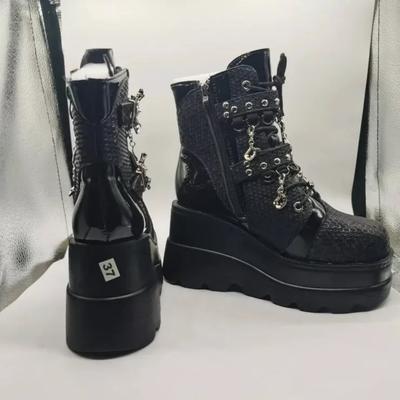 Damskie buty Botki na platformie 2025 Nowe koturny Pasek z klamrą w kształcie nietoperza Krótkie buty typu Doc dla kobiet