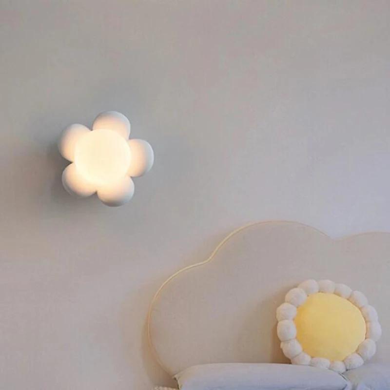 Pastoral Style Simple and Warm Flower Wall Lamp Nordic Creative Design for Children's Rooms Study Rooms Bedrooms Bedside Lamps