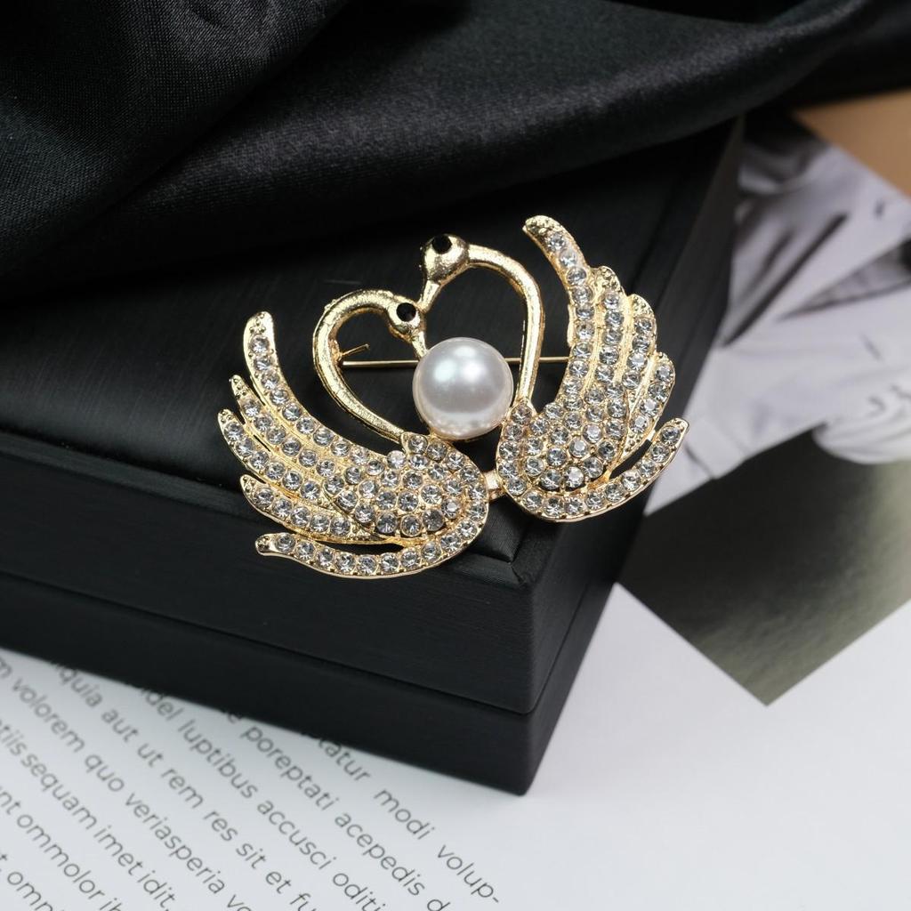 Elegant Versatile Light Luxury Corsage Brooch with Niche Design - Anti-Exposure Pin