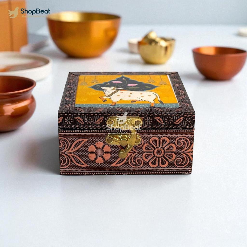 Boîte à bijoux en bois faite à la main avec design Pichwai et serrure – Finition oxydée, 10x10 cm, Organisateur pour boucles d'oreilles, bagues, collier