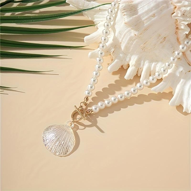 An acrylic laser pendant, shell imitation pearl necklace, elegant, fashionable and simple
