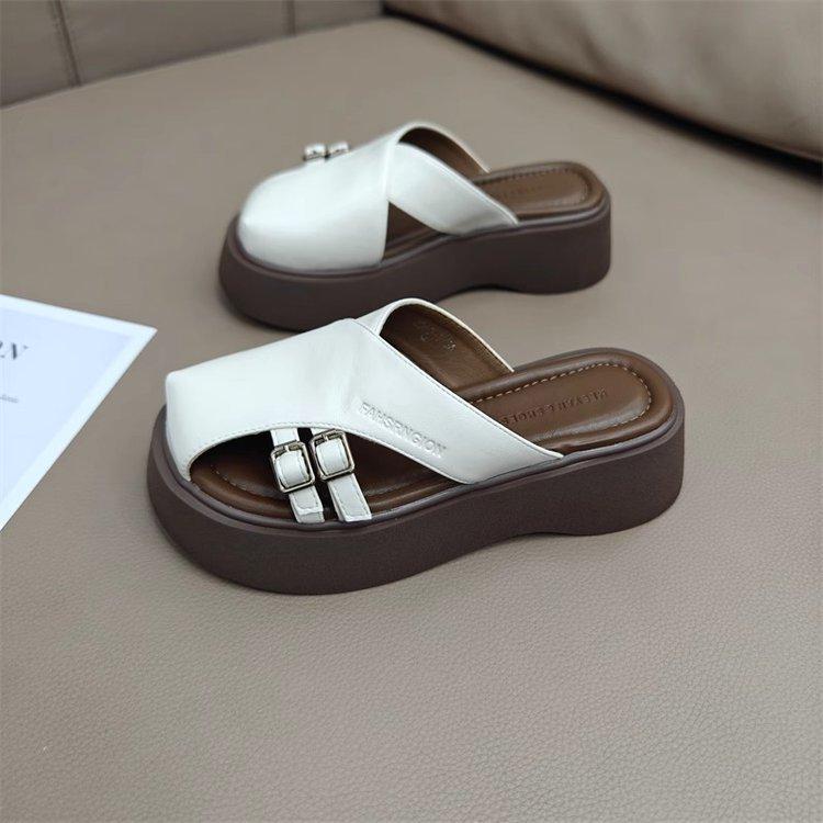 

French evening slippers women s summer wear 2025 new Korean version retro temperament casual lazy temperament thick-bottomed sandals 40