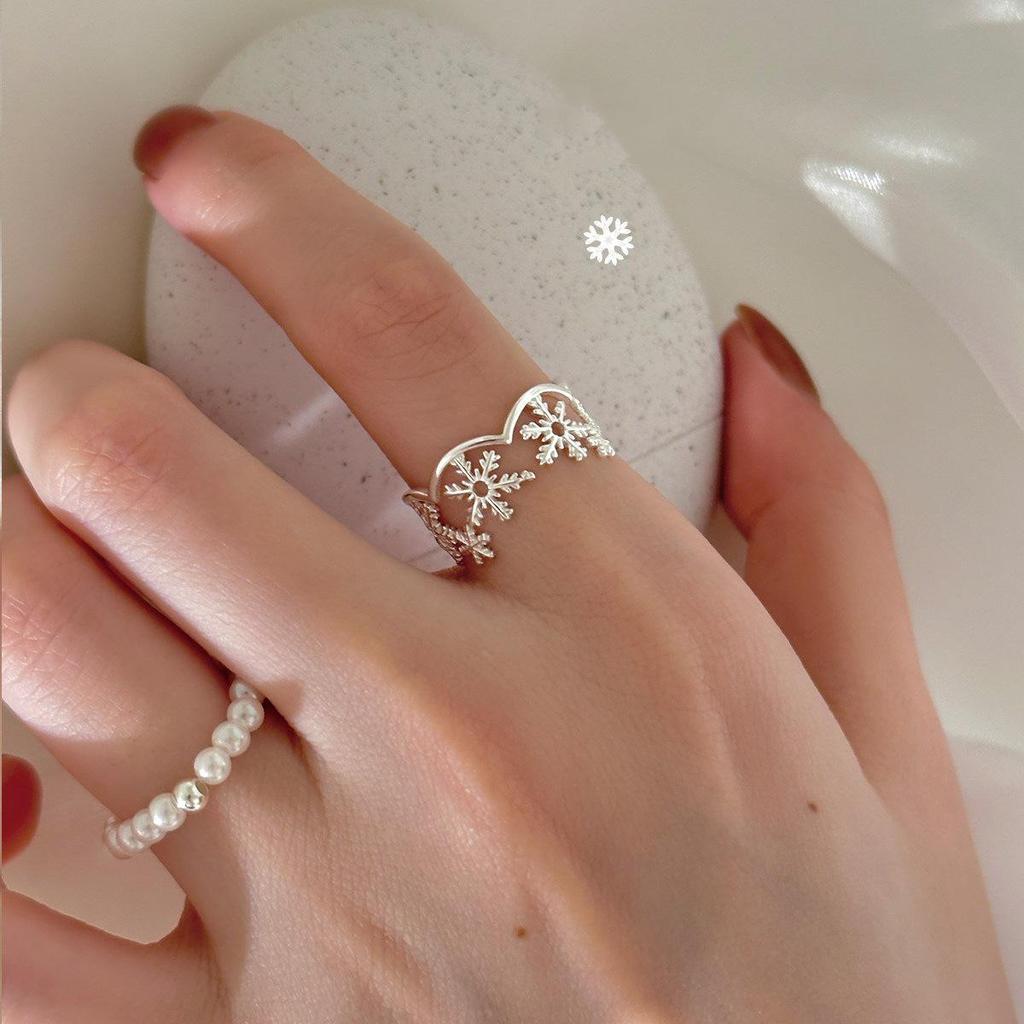 Exquisite Hollow Snowflake Ring - Trendy, Versatile Fashion Ring for Women, Perfect for OL Commutes or Internet Celebrity Style.