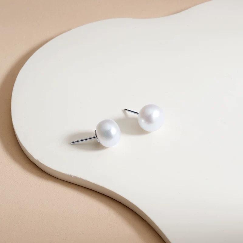 

Simple And Elegant S925 Sterling Silver Inlaid With Natural Freshwater Pearl Stud Earrings Women S Light Luxury Temperament High-End Ear Jewelry