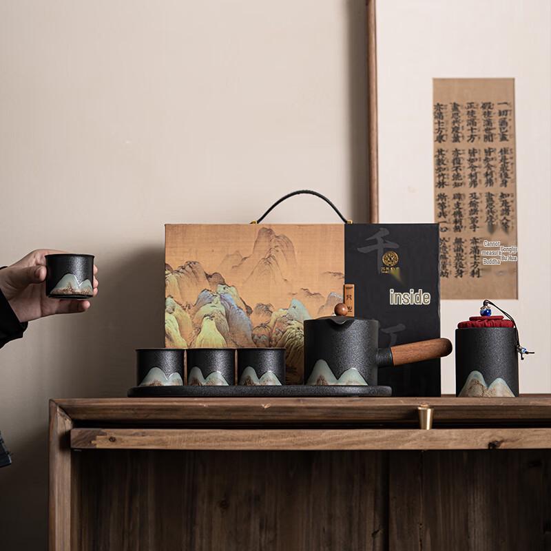 Hand-painted Ceramic 'Qianli Jiangshan' Gongfu Tea Gift Set