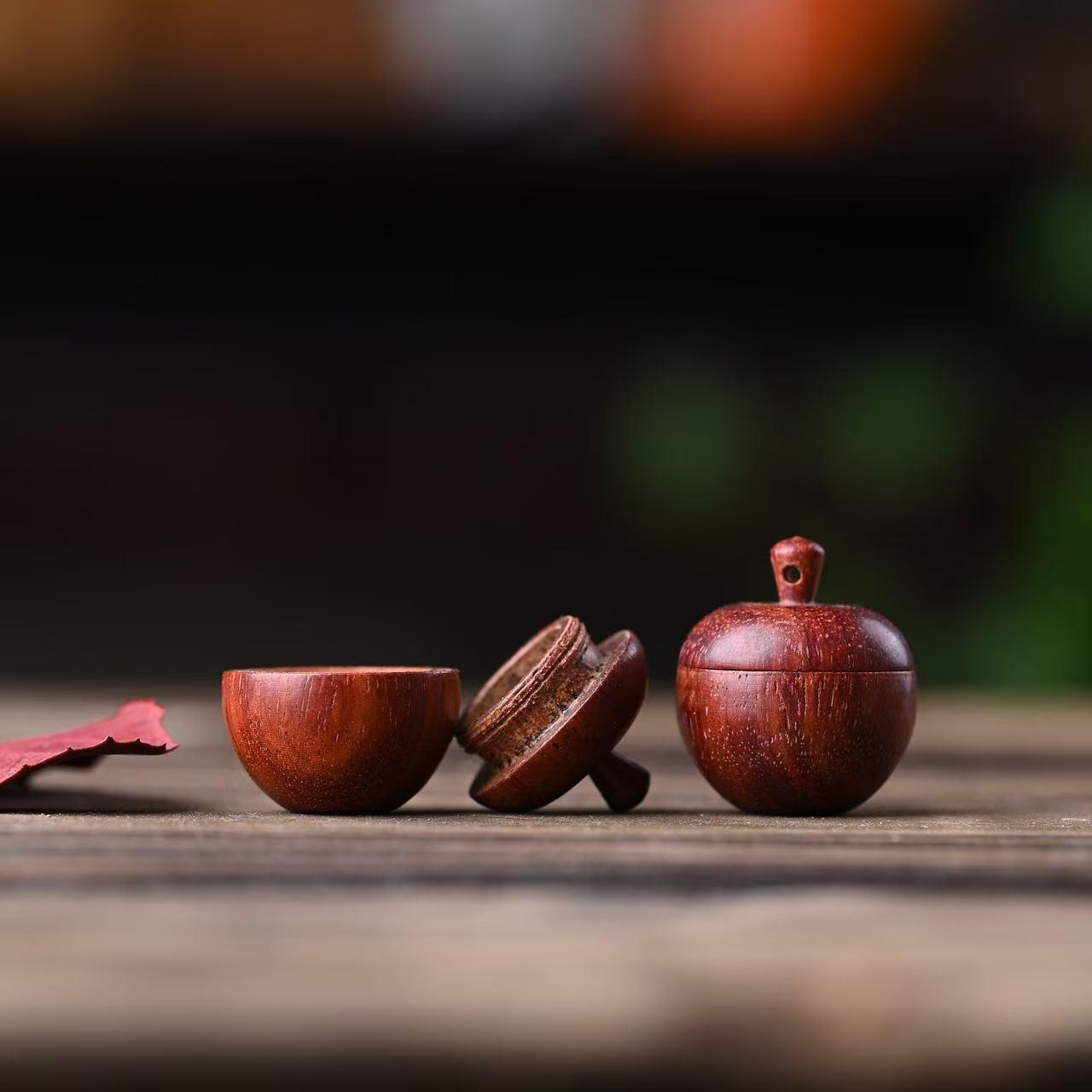 

Брелок-підвіска Сандалове дерево Жолудь та Шишка з прикрасою-пляшечкою для бажань Smooth Acorn 3.1*2.2*2.2cm