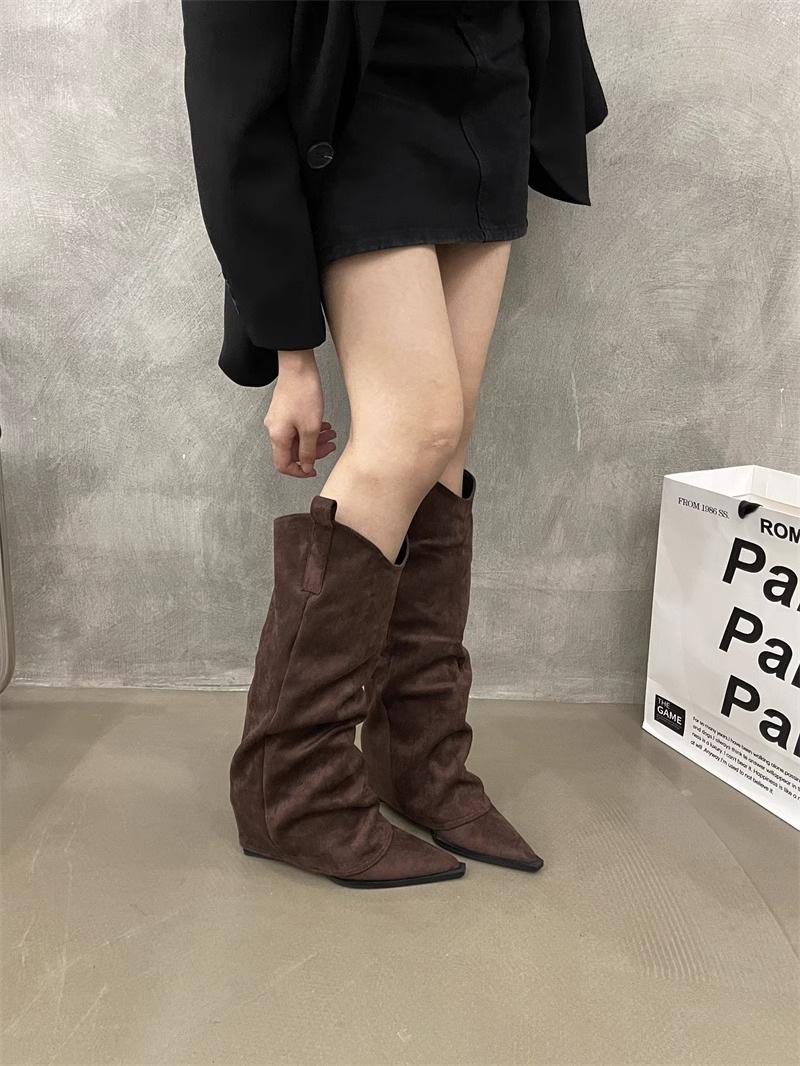 

2024 толстый каблук темперамент морщинистые, но с каблуком до колена сапоги женские осенние новые остроносые V-образные ретро сапоги на высоком каблуке 35 коричневый