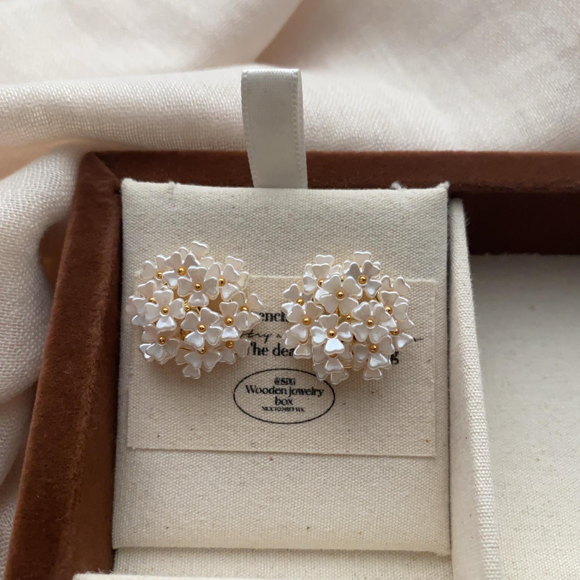 

White spherical flower cluster stud earrings, high-end sense, light luxury, natural romance, daily three-dimensional new models, exquisite and fresh