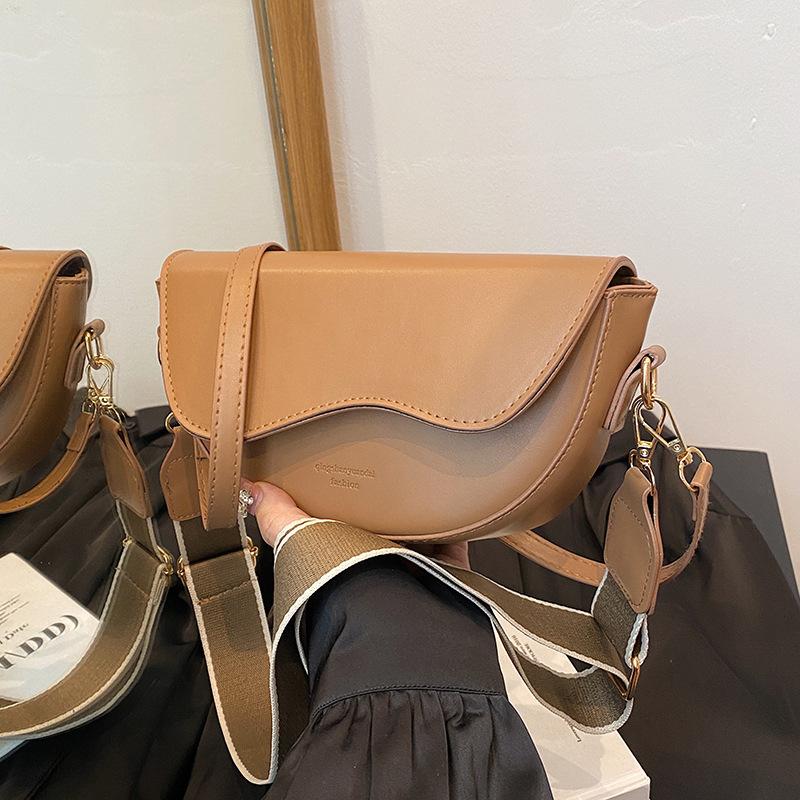 Повседневная минималистичная женская сумка-кроссбоди в форме седла модная сумка под мышкой трендовая сумка через плечо для женщин хаки 1840₽
