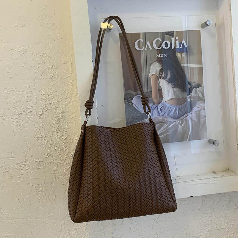 Large-capacity commuter tote bag women's 2025 autumn new simple shoulder bag, foreign style daily high-value bucket bag