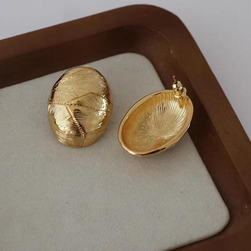 Pigeon Egg Pleated Line Texture Fashionable and Atmospheric Earrings
