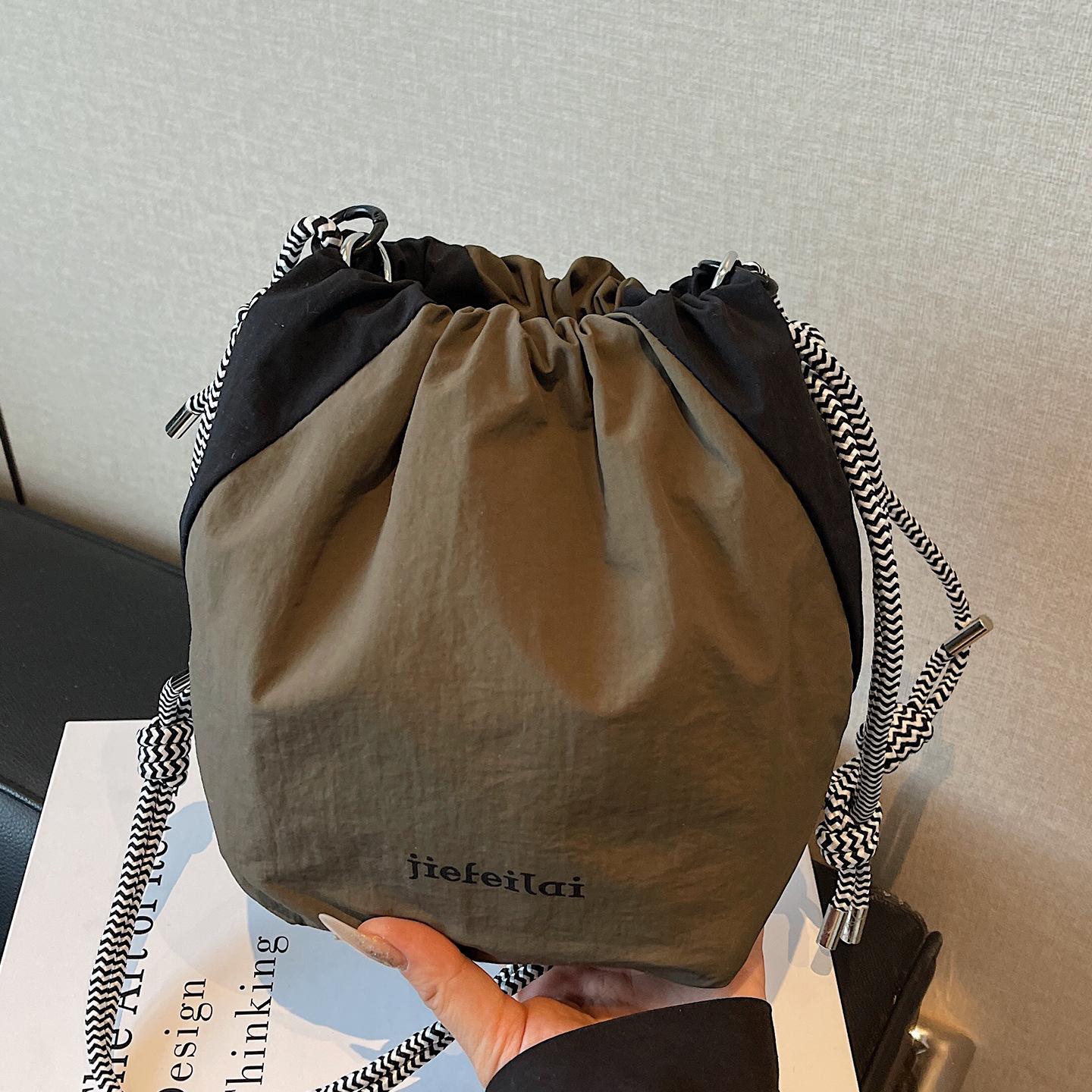 

2025 Новая Мода Универсальный Мешок на Шнурке Кроссбоди Персонализированная Простая Женская Сумка на Плечо Контрастного Цвета Легкая Сумка