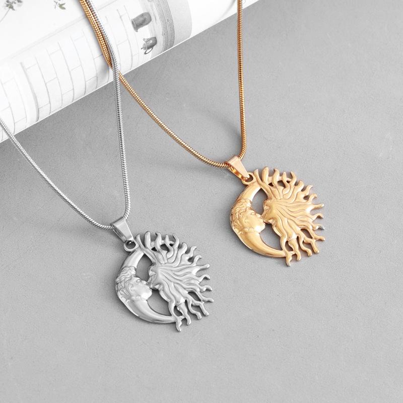 Pendentif Lune Baisée par le Soleil Européen et Américain Collier pour Femme Rétro Populaire Bijoux en Acier Titane