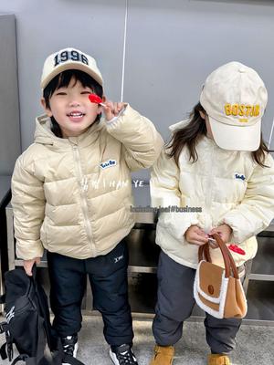 Leichte Kinder Winterjacke mit Kapuze, 90% weiße Entendaune