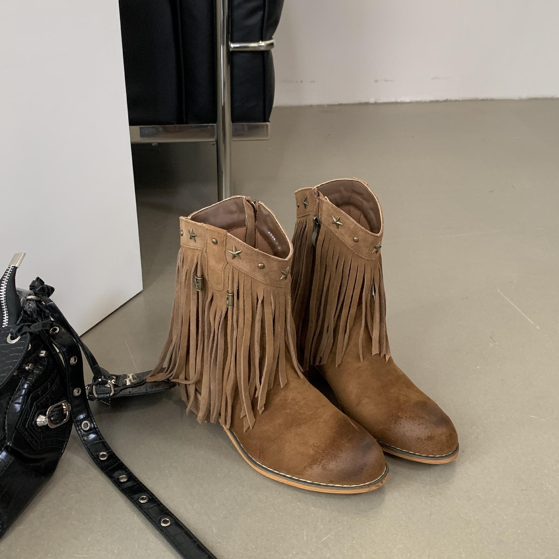 

Retro cow flip matte short boots women s 2025 new round head Martin boots fringed rivet western cowboy boots 40 коричневий