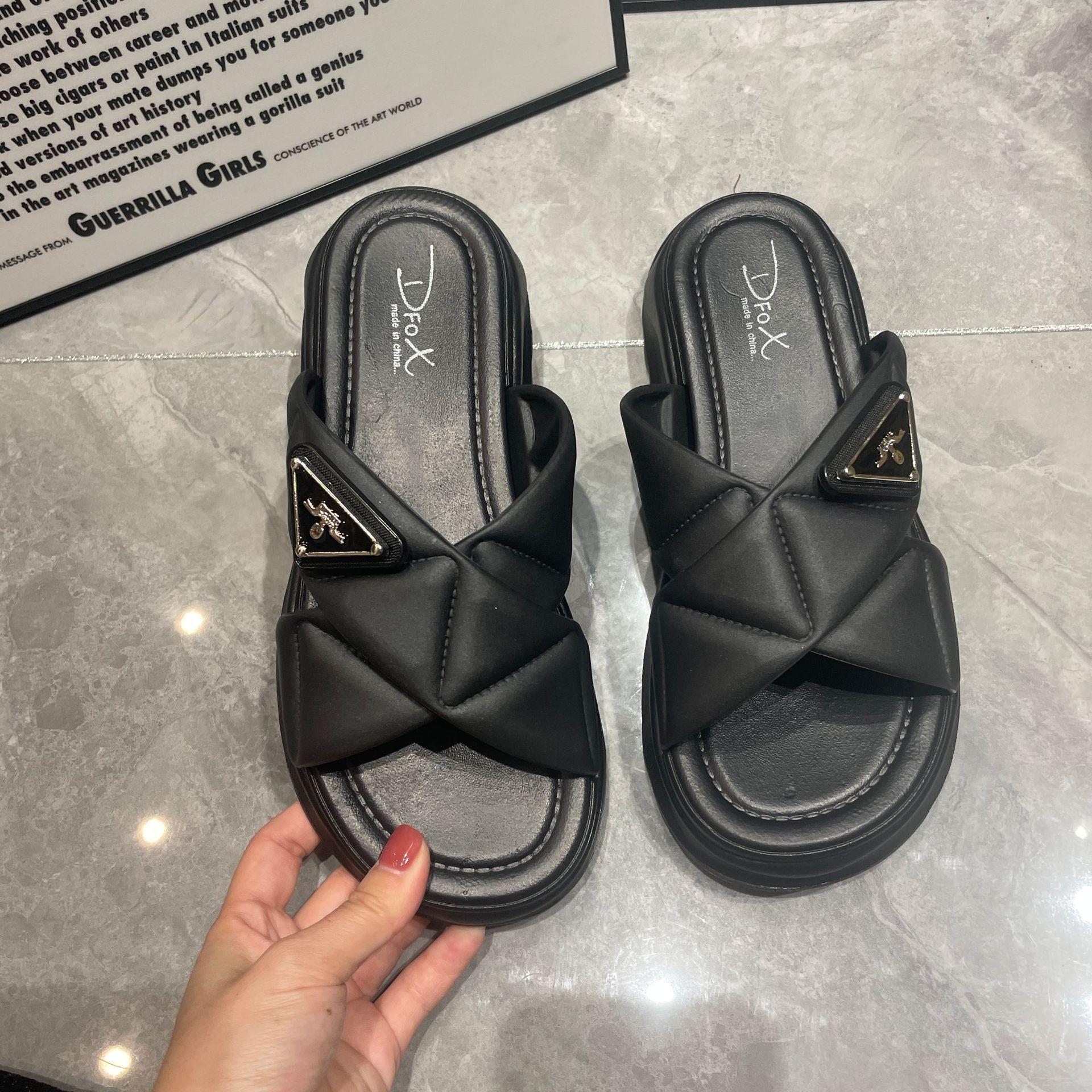 

Перекрещенные тапочки женские новые летние персонализированные утолщенные однотонные сандалии с круглым носком, пропускающие воду носки однотонные плоские тапочки 40 чёрный