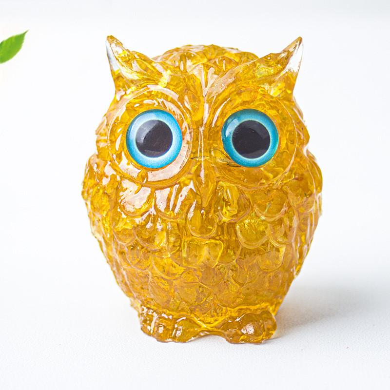 Uil als bureaudecoratie van kristalhars met glinsterende steentjes, ideaal als cadeau voor thuis of op kantoor.