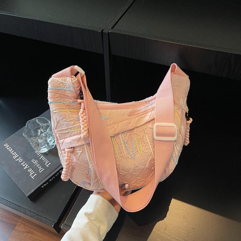 Today's popular large-capacity color thread cloth bags, wide shoulder straps, messenger bags, trendy versatile dumpling bags, women's bags.