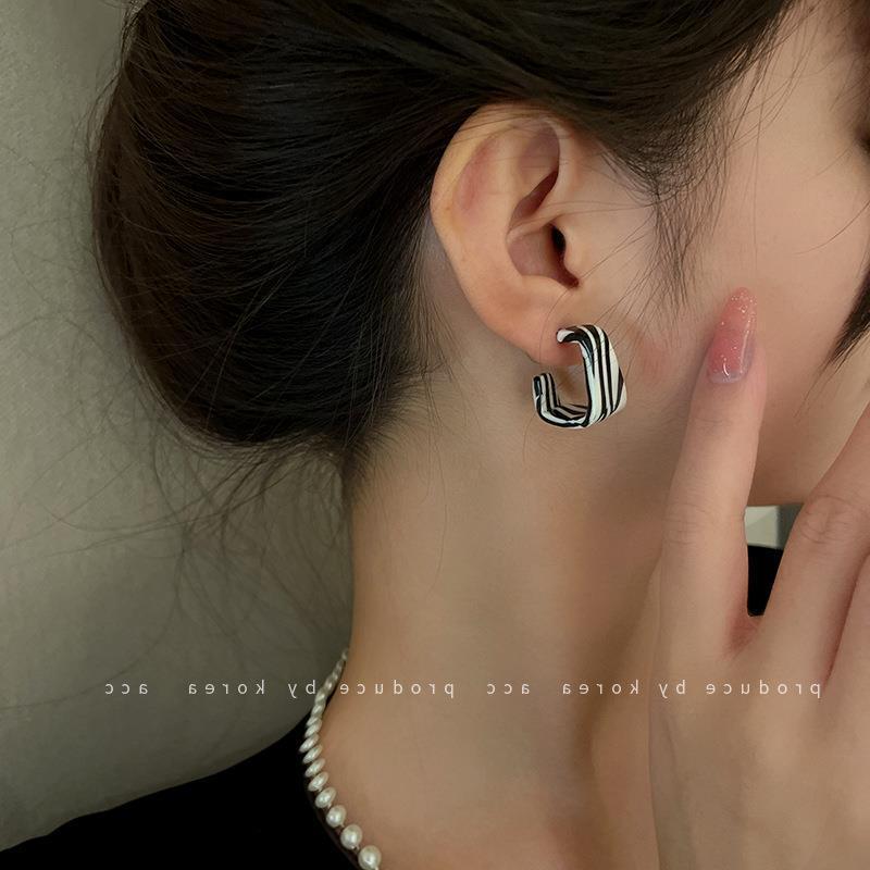 111 Silver Needle Acrylic Plaid Earrings Black and White Wind Striped C-shaped Earrings Ins Internet Celebrity Style Personality Trend Stud Earrings