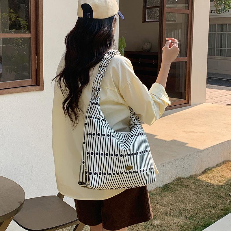 Versatile Retro Drawstring Bag: Stylish, Spacious for Commuting & Work
