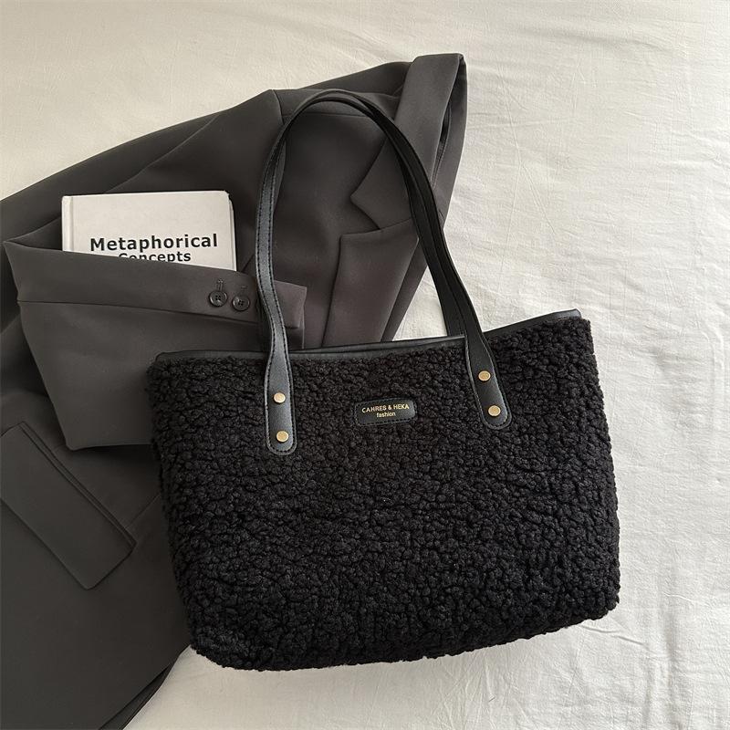 Plush bag women's 2025 autumn and winter new trendy fluffy shoulder underarm bag large capacity soft surface commuter tote bag