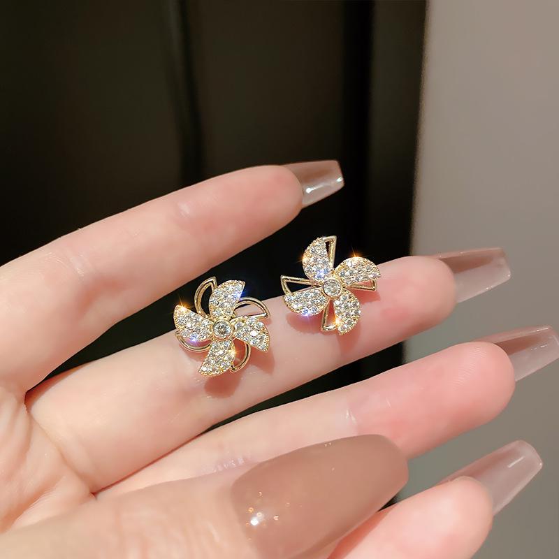 Boucles d'oreilles de luxe tendance 2024 accrocheuses pour femmes: Boucles d'oreilles à clous tendance et polyvalentes pour l'automne et l'hiver