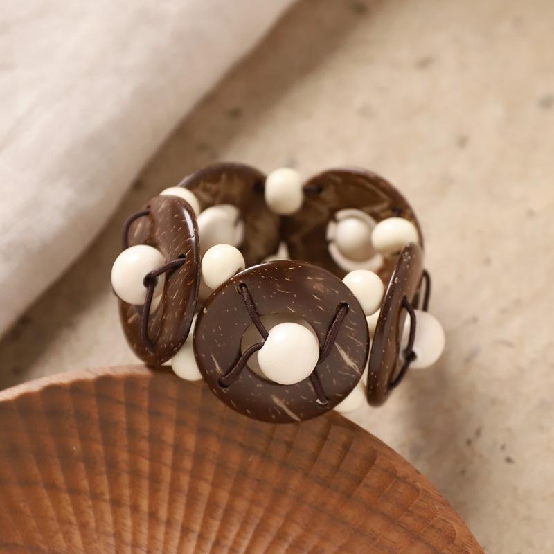 Female Bohemian Retro Coconut Shell Bracelet with Ethnic Style Beaded Charm Bracelet