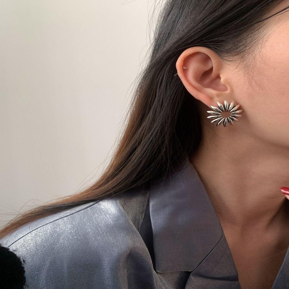 Exaggerated Floral Stud Earrings Elegant Retro Earrings Stylish Statement Jewelry  for Women