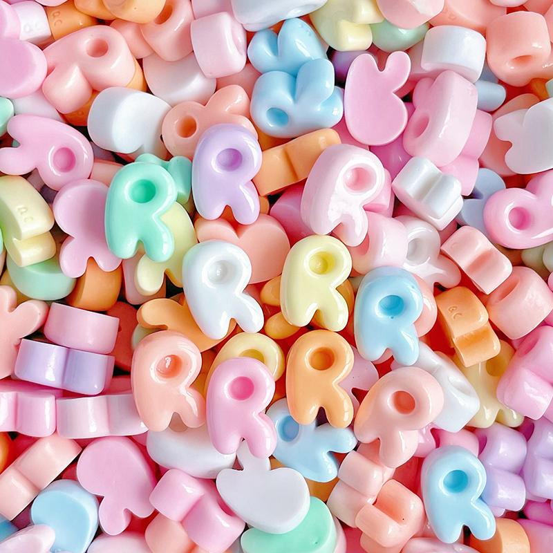 20 Stück Mini-Buchstaben Gemischte Harz-Accessoires ABCD Englische Buchstaben-Aufkleber DIY Sahne-Kleber Handyhülle Haarspangen-Dekoration Zubehör