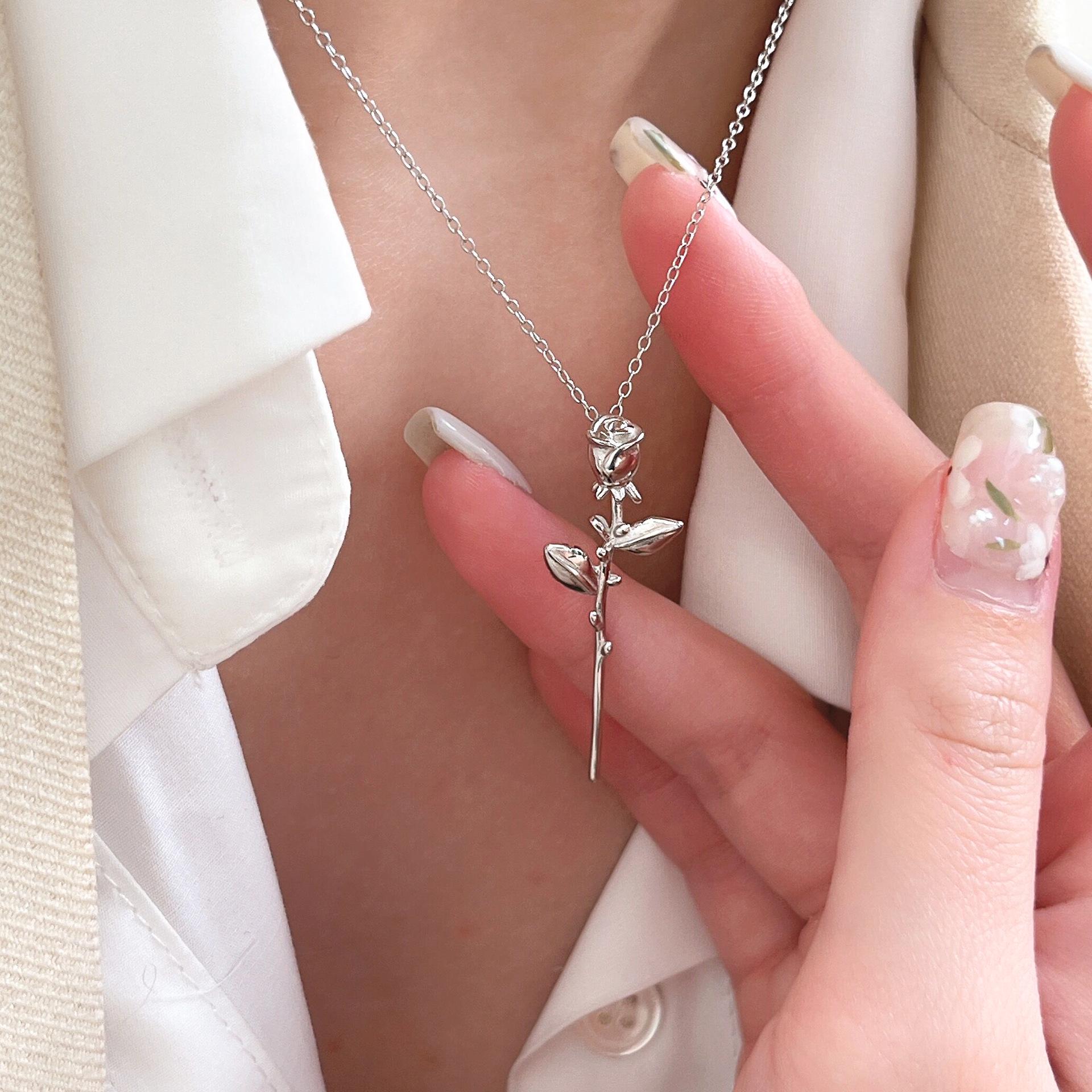 

Yinruitai S925 Sterling Silver Rose Necklace - Women s Korean Luxury Clavicle Chain