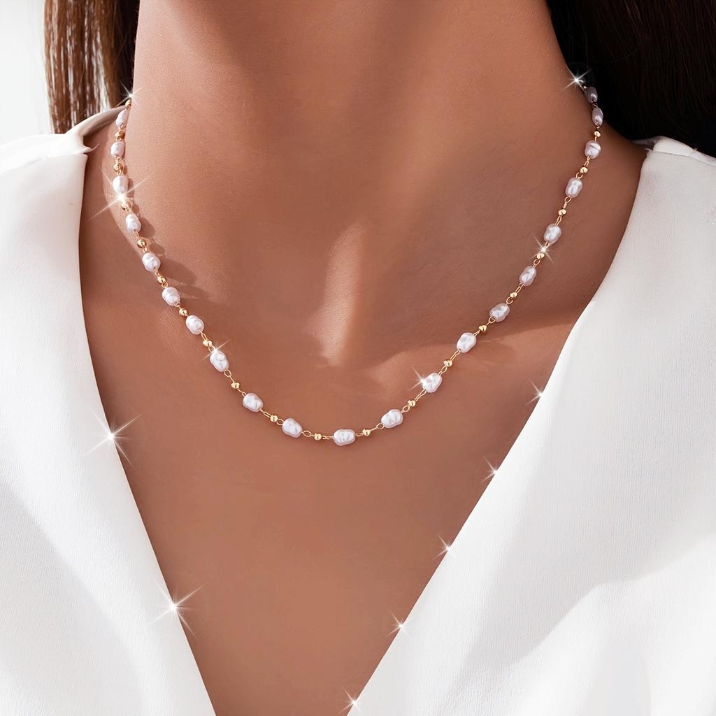 A High-end Rice-grain Shaped Pearl Chain Short Necklace, an Elegant and Stylish Clavicle Chain, Suitable for Women To Wear Every Day.