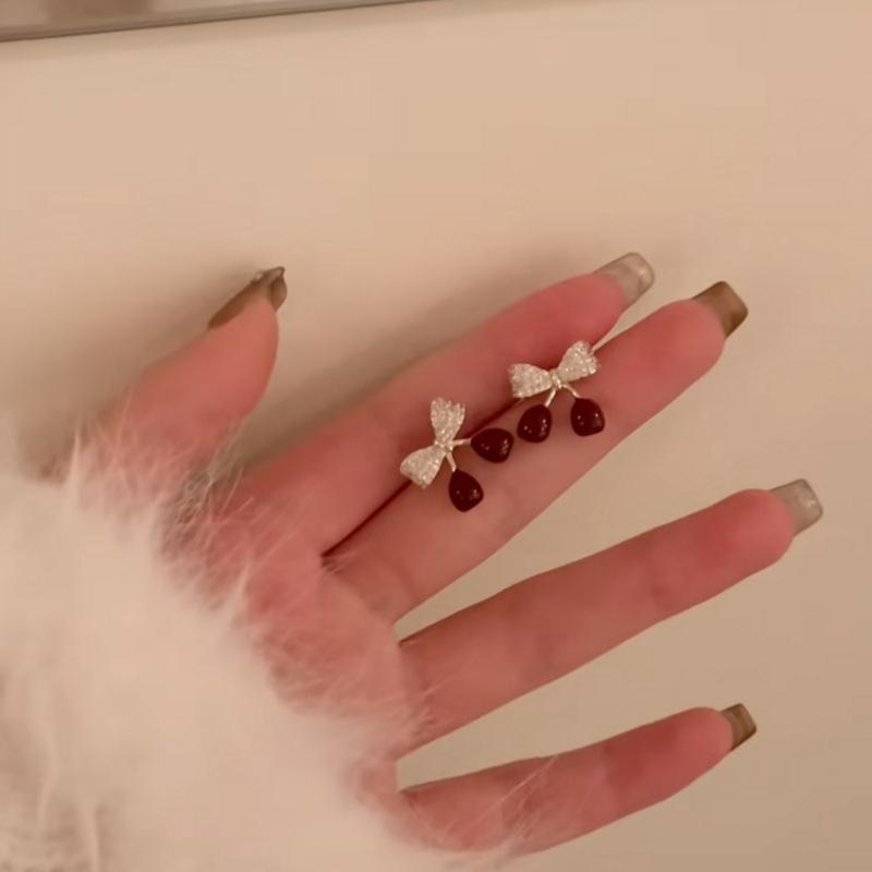 Серьги-гвоздики из позолоченного 18 карат золотом банта с вишневыми циркониями и эмалевыми деталями - Элегантные и роскошные серьги