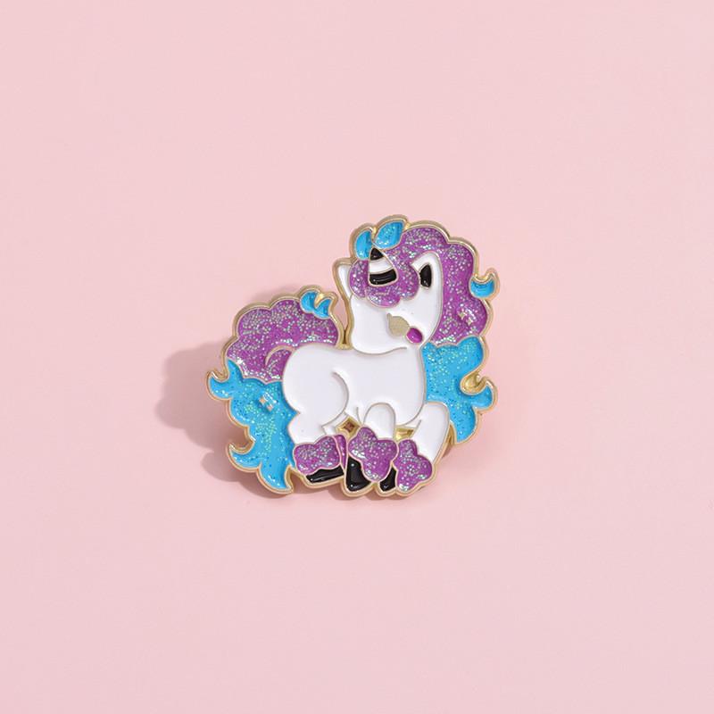 Bunte verträumte Einhorn-förmige Brosche mit einzigartigem Cartoon-Stil für jede Jahreszeit