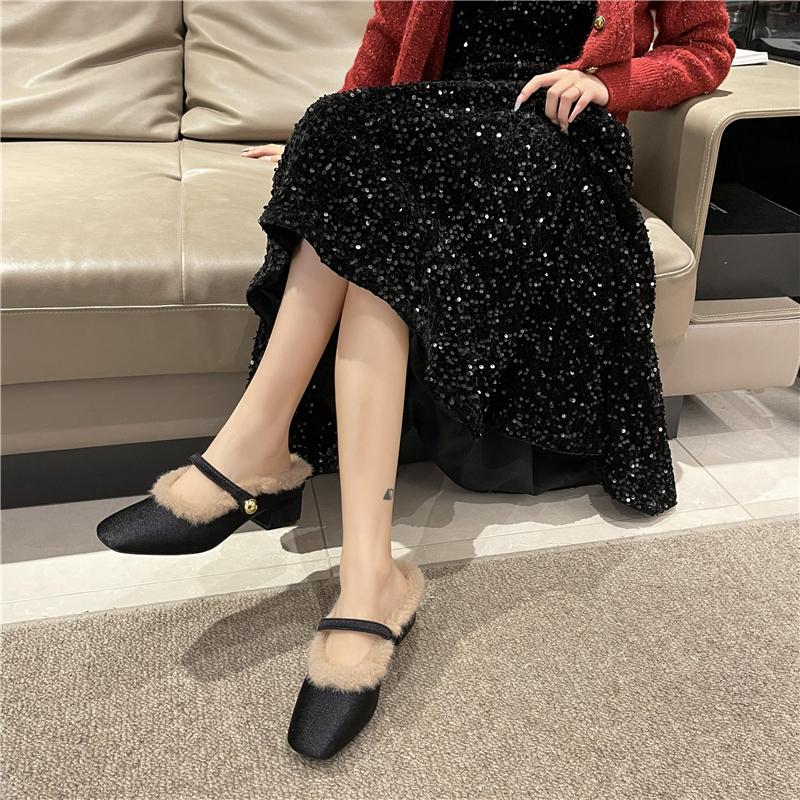 Fashion The 2025 new winter woolen shoes for women's outerwear, featuring a square-toed, thick-heeled, elegant French flip-top style