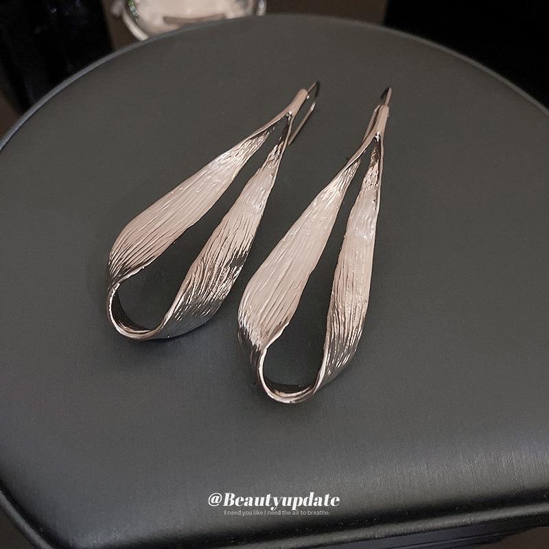 Cool metallic waterdrop leaf hook earrings European and American exaggerated, niche, sophisticated, internet-famous earrings for women