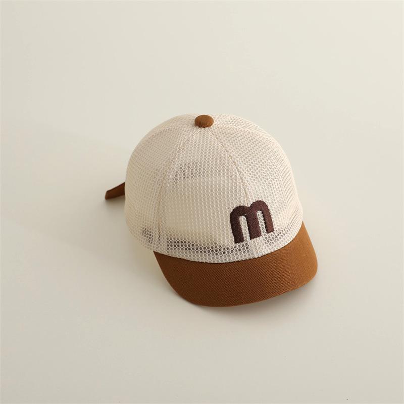 

Дитячий літній сітчастий капелюх однотонний вишивка літери M дихаюча бейсболка для дітей хлопчиків дівчаток з коротким козирком капелюх-качка кавовий