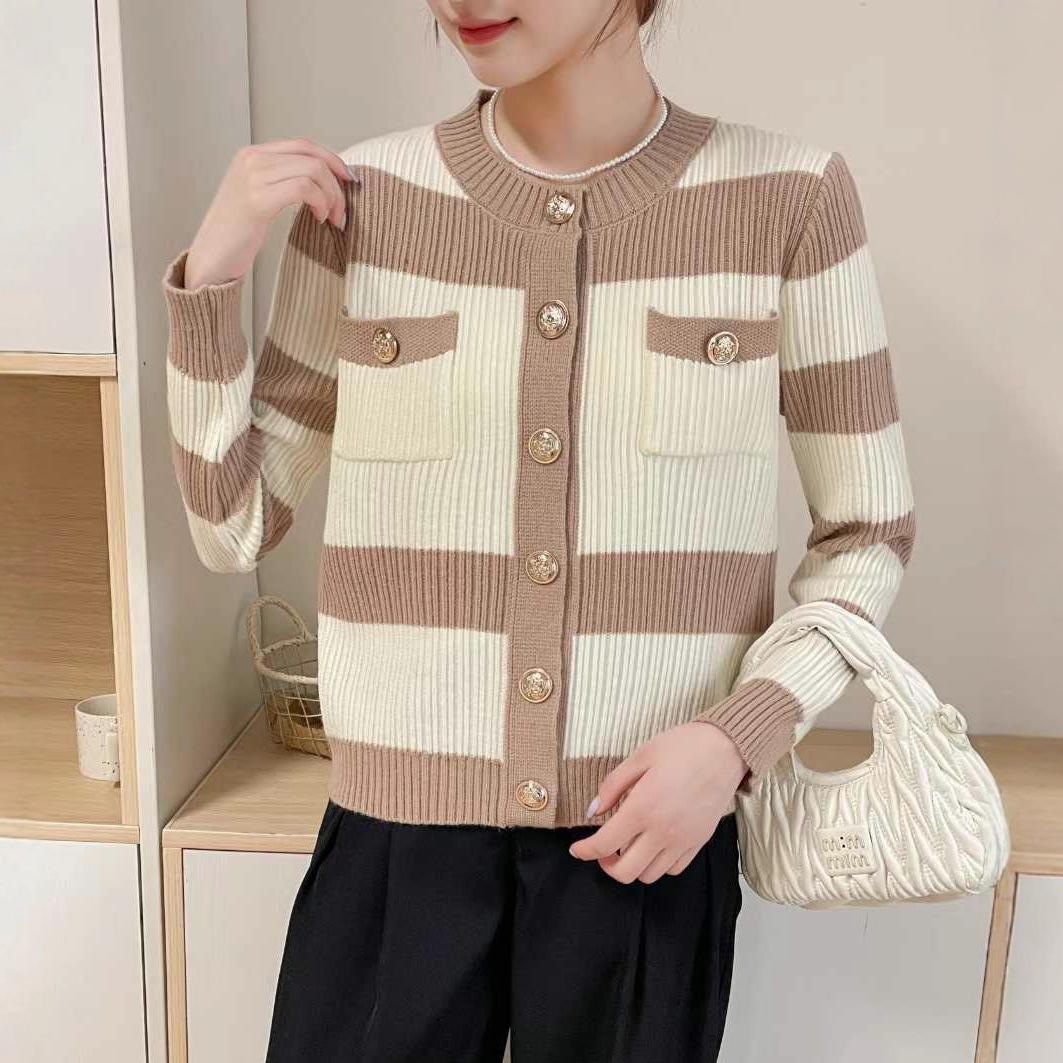 

Striped contrasting sweater jacket women s 2025 early autumn new retro small fragrant single-breasted pocket knitted cardigan one size fits all хакі