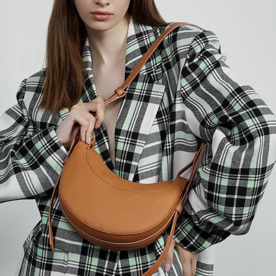 

Leather Cowhide Shoulder Armpit Bag New Crescent Bag коричневий