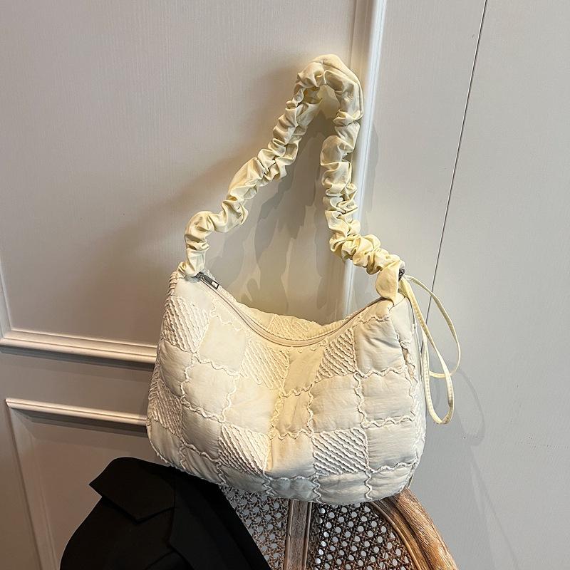 Autumn and winter cotton clothes messenger bag women's light and large-capacity new fashion and leisure versatile commuter tote bag