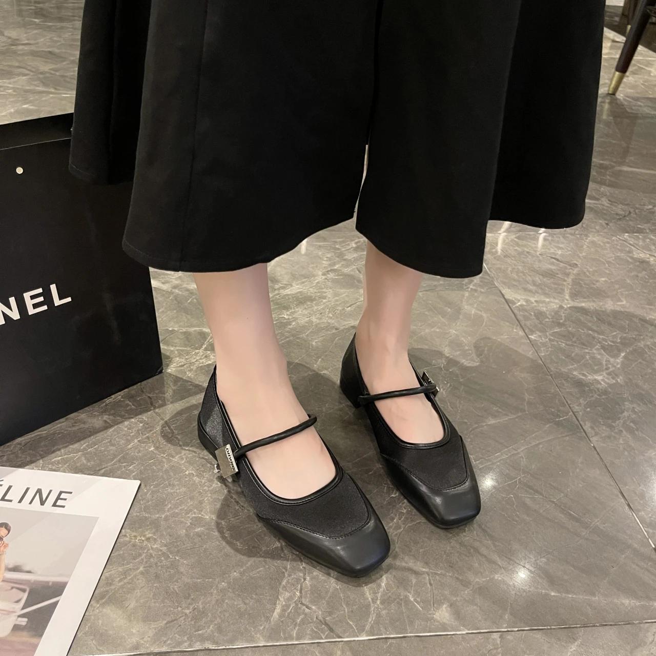 

Мода 2024 года, новые модные туфли на плоской подошве для женщин из натуральной коровьей кожи с квадратным носком и металлическим декором в стиле пэчворк 2024 года, женская обувь ручной работы 35 чёрный