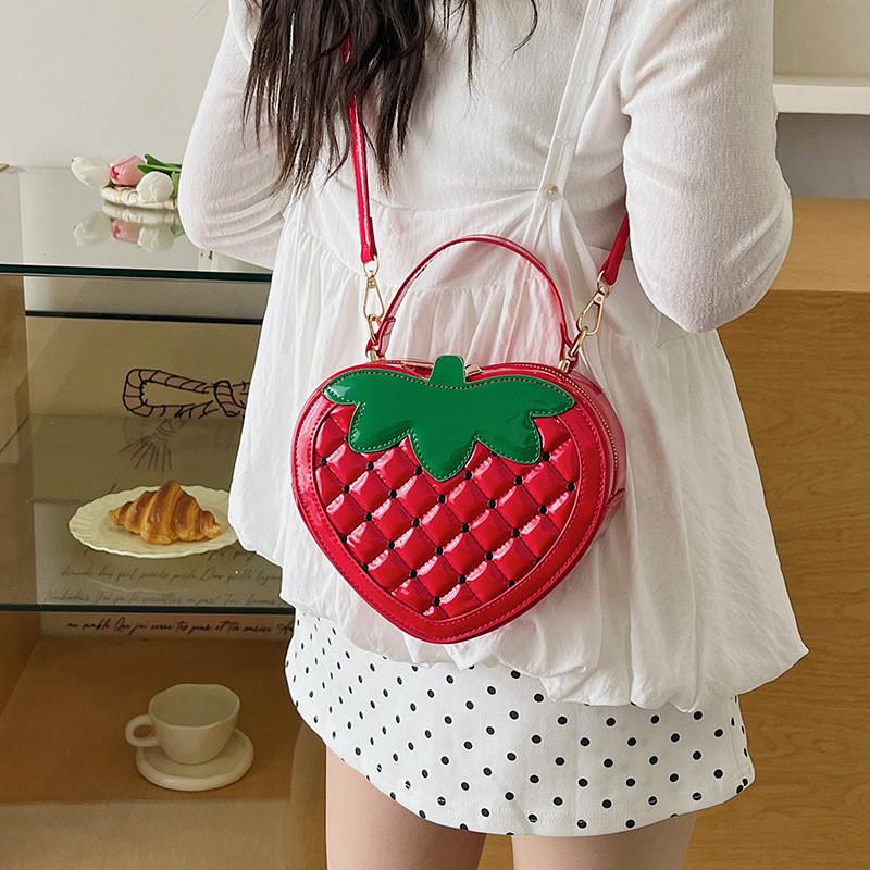 Borsa a tracolla rotonda piccola in PU con fragole carine per l'uso casual estivo