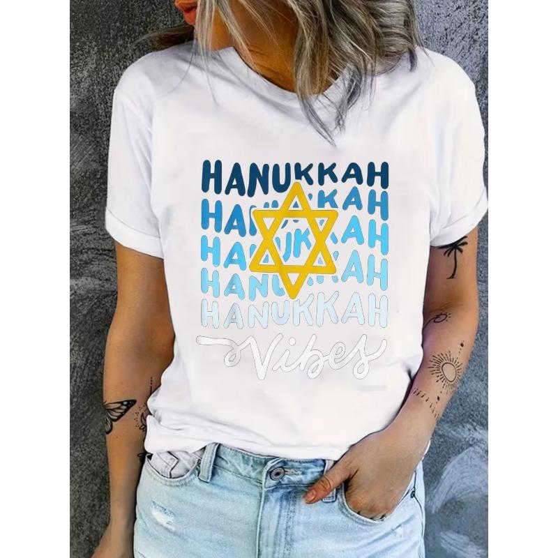 

Европейский размер Hanukkah Vibes Звезда Давида Напечатанная Хлопковая Футболка, Повторяющийся HANUKKAH Синий Текст, Белый Курсив Vibes Женская Повседневная С коротким Рукавом S белый