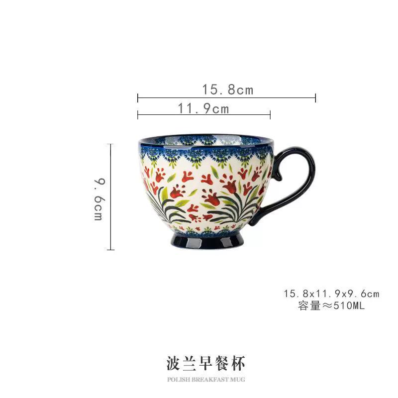 Rankomis tapytas keraminis sriubos dubenėlis su užkandžių serviravimo padėklu, vintažinio gėlių reljefo dizaino, tinkamas naudoti mikrobangų krosnelėje, su dideliu ąsotu ir storu pagrindu, puikiai tinka dribsniams, riešutams