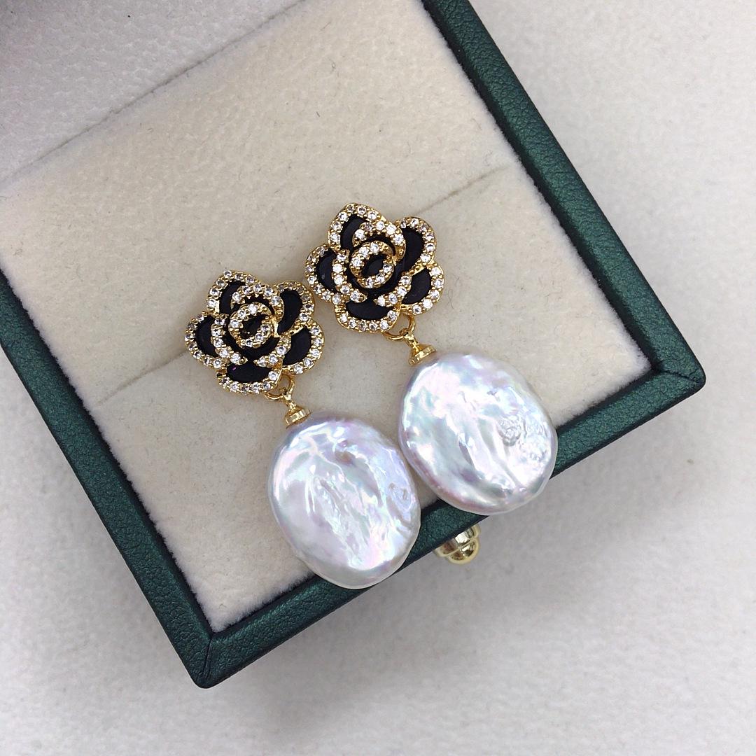 Серьги-пусеты  Камелия  из жемчуга барокко и циркония белый