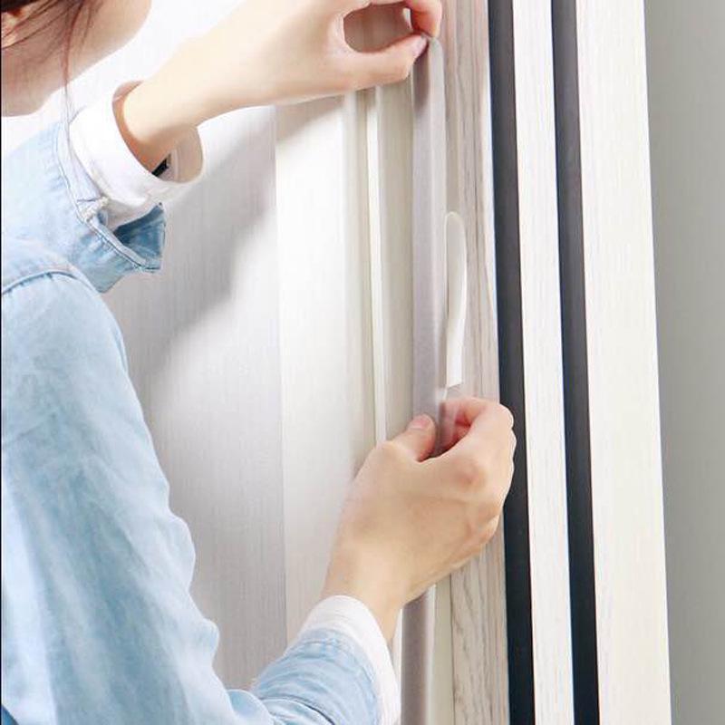 1 Rotolo Strisce Sigillanti per Porta Finestra Insonorizzanti Porta Finestra Schiuma con Retro Isolamento Acustico Casa Nastro Antipolvere Striscia Sigillante