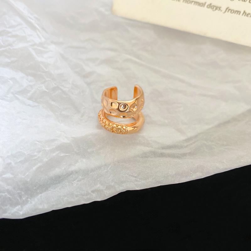 Metal Double-Layer No-Pierce Ear Cuff: Stylish and Versatile Niche Earring with Unique Design.