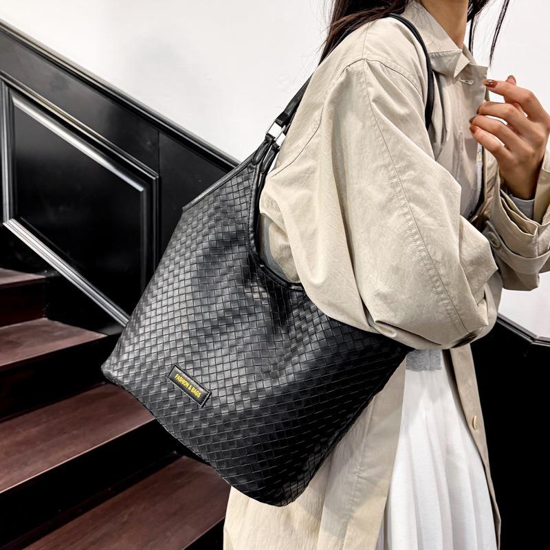 Soft leather casual woven underarm bag women's large-capacity new commuter premium tote bag
